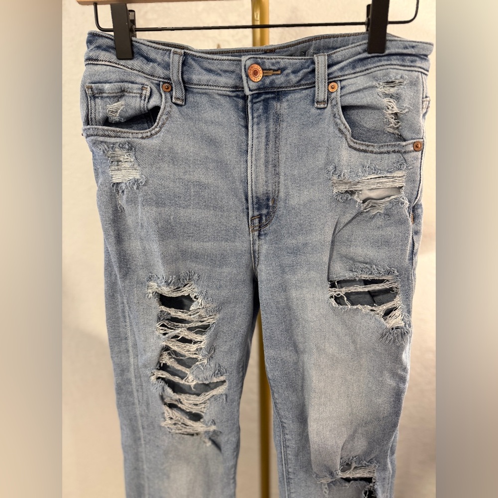 American Eagle Distressed Straight Mom Jeans Size 6 Long Light Wash Ripped Denim - Picture 4 of 14